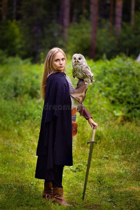 Flicka I Den Medeltida Harnesken Som Rymmer En Uggla Fotografering F R