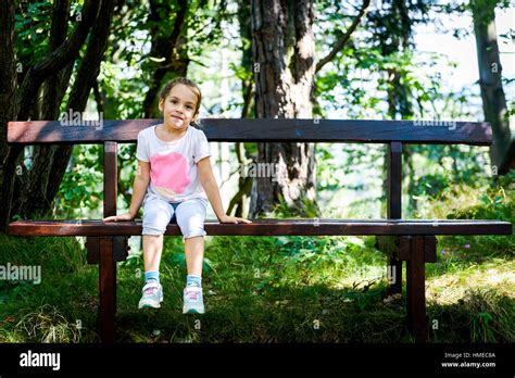 Niña caminando por el bosque fotografías e imágenes de alta resolución