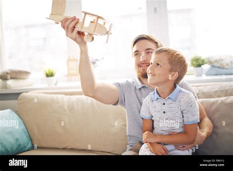 Jeune Père Jouant Avec Son Fils Sur Canapé Photo Stock Alamy