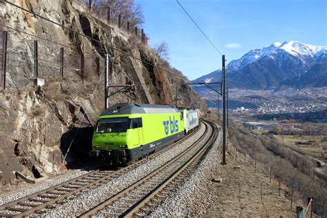 Die Re 465 007 und die Re 486 508 ziehen einen Güterzug den Lötschberg ...
