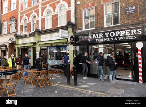 Londra Aprile La Gente Fa La Fila Fuori Da Un