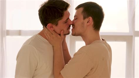 un par de hombres gay besándose video de stock totalmente libre de regalías 1063959736