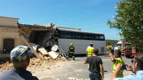 Despiste De Autocarro Na Guia Causa Um Morto E Oito Feridos Dois Deles