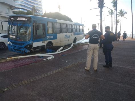 Ônibus derruba poste de iluminação na Barra