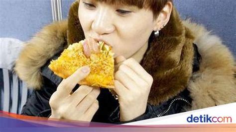 Momen Seru Suga Bts Saat Masak Kimchi Jjigae Dan Makan Pizza