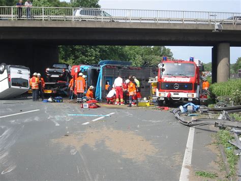 Schwerer Lkw Unfall Auf Der A Lkw Fahrer Eingeklemmt Garbsen