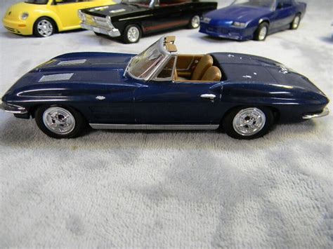 1 25 SCALE REVELL 1963 CORVETTE CONVERTIBLE BLUE SNAPTITE MODEL CAR