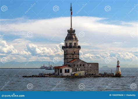 La Torre De La Doncella En El Estrecho De Bosphorus Que Separa El Negro