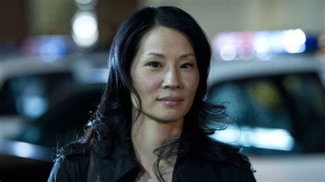 Sherlock Holmes Lucy Liu 3x Jinak Jako Modelka Malířka I Stylová