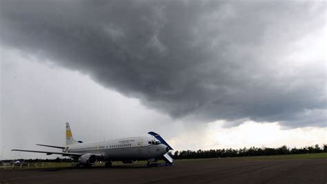 Avionu Otpao Deo Trupa I Prozor Tokom Leta Prizemljeni Svi Boing