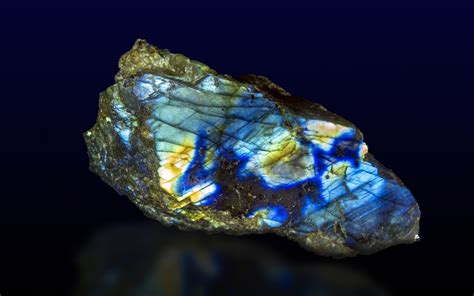 Labradorite: Meaning, Healing Properties and Powers