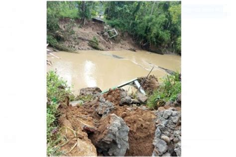 Jembatan Penghubung Antardesa Di Trenggalek Putus Diterjang Banjir