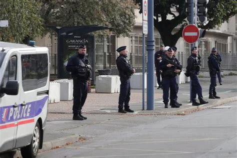 Parigi 15enne picchiato a morte all uscita da scuola È caccia a un