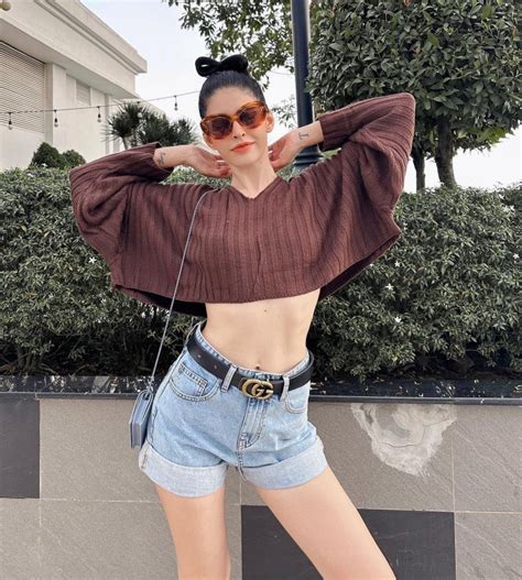 Hot girl thả dáng rèm cửa chỉ diện nội y đơn giản vẫn đủ khoe đường cong