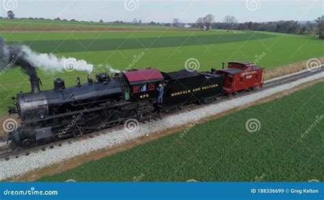 Vista Aérea De Strasburgo Más Cercana a Una Antigua Locomotora De Vapor