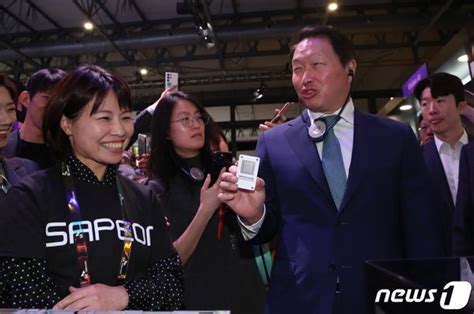 Mwc2023 Ai프로세스 칩 들어보이는 최태원 회장 네이트 뉴스