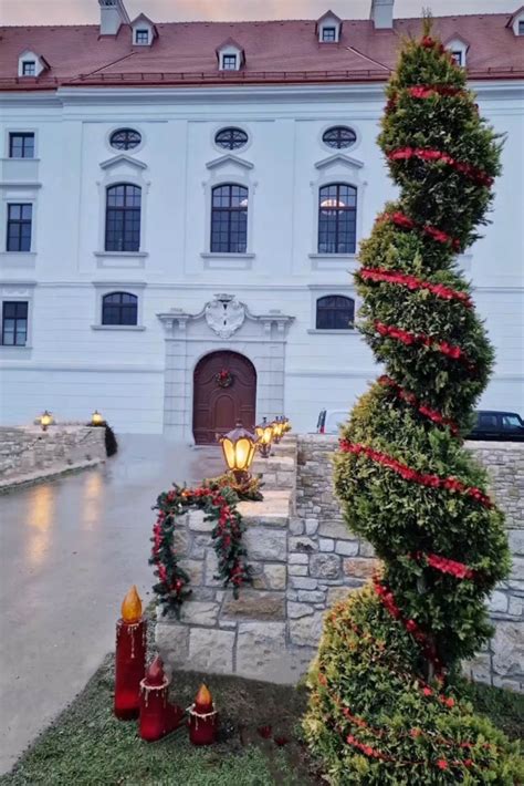 Praznici u dvorcu Dragane Mirković Jelka do plafona i dekoracija