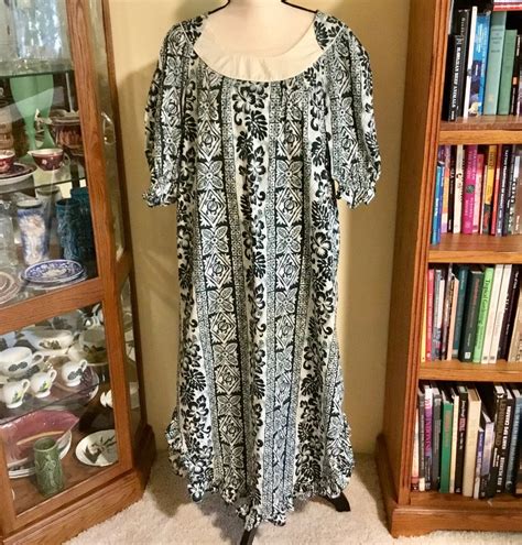 Vintage Hilo Hattie Aloha Muumuu Dress Size M Floral Pattern Full Length Long Sleeve Ruffle