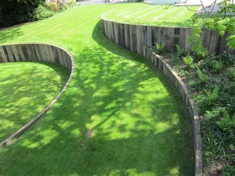 террасирование с помощью подпорных стенок Sloped Backyard Landscaping ...