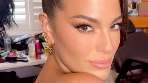 Worlds Sexiest Woman Ashley Graham Shares Sizzling Close Up Video Of Her Deep Cleavage In