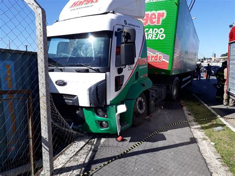 Motorista perde controle de caminhão e atropela pedestre na Linha Verde