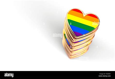 Corazones de oro con la bandera del arco iris dentro de pila o montón