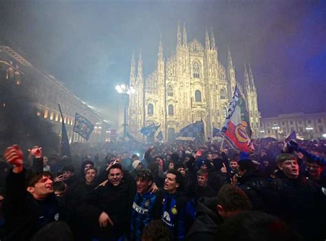 Inter Festa Scudetto Che Notte In Piazza Duomo Le Due Stelle Sulla