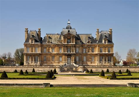 From Wikiwand Château de Maisons near Paris by François Mansart 1642