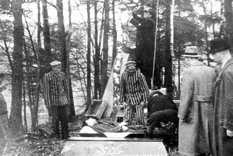 Тело повешенного польского рабочего Юлиана Майки, положенное в гроб ...