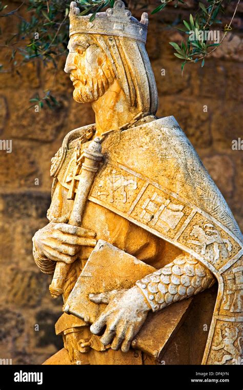 Estatua de Alfonso X el Sabio en el alcázar Córdoba Andalucía España