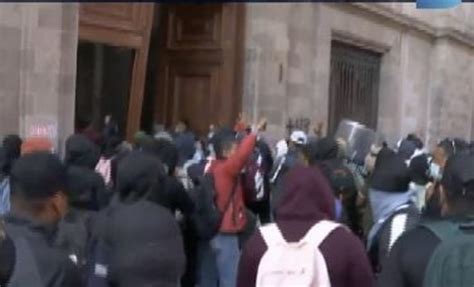 Normalistas de Ayotzinapa irrumpen en Palacio Nacional y lo más