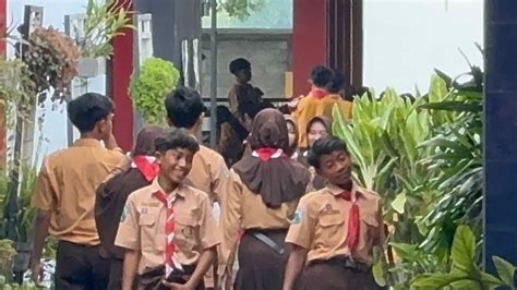 Jam Istirahat Farel Prayoga Di Kantin Smpn Cluring Di Hari Sabtu