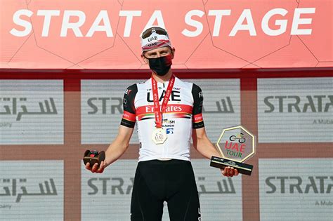 Tadej Pogačar prolunga il contratto con l UAE Team Emirates fino al