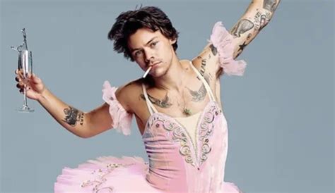 Harry Styles gay Il cantante parla di ambiguità orientamento sessuale e dei suoi look