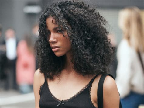 I consigli preziosi su come rivitalizzare i capelli ricci - The Wom Beauty