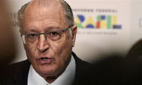 Alckmin e comitiva de ministros vão ao Amazonas verificar tragédia da