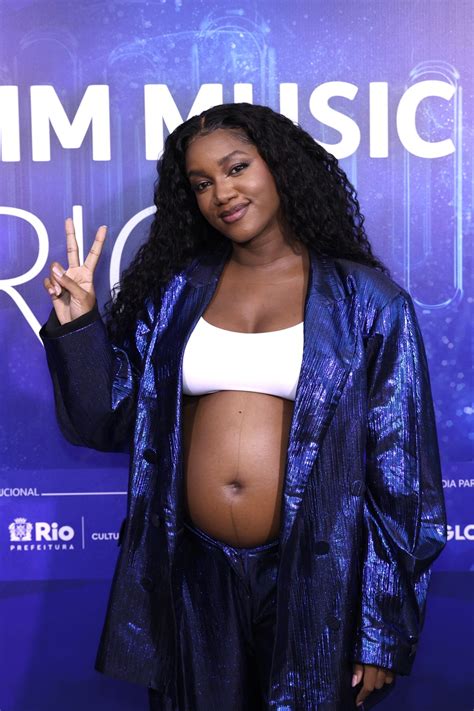 Gr Vida Iza Exibe Barriga Antes De Show Na Praia De Copacabana Fotos