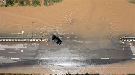 Vista aérea superior de la aldea inundada y la carretera rural con