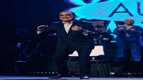 El salsero Gilberto Santa Rosa celebra sus 61 años con las fechas de su