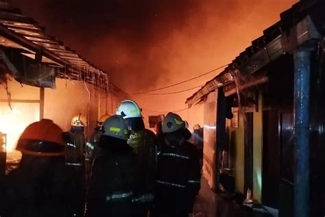 Kebakaran Di Pasar Sadang Serang Bandung Hanguskan Los Kerugian