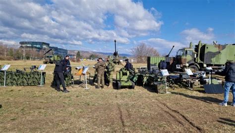 Pogledajte Naoru Anje I Vojnu Opremu Vojske Srbije Izlo Ene U Kompleksu