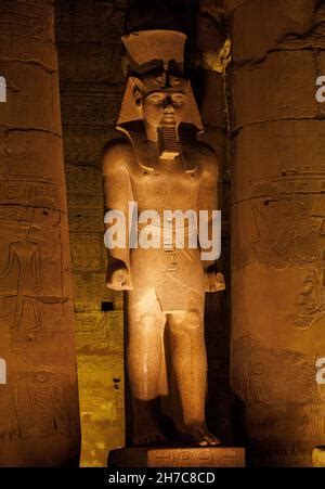 Estatuas De Ramses Ii Y Columnas En El Patio Del Templo De Luxor Egipto