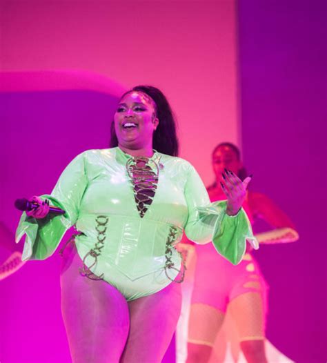 Lizzo 140 kg s est baignée dans un minuscule bikini