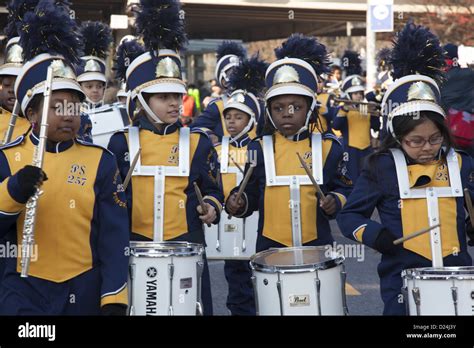 Mitglieder der PS 257 Grundschule marching Band führen Sie an die 3 ...