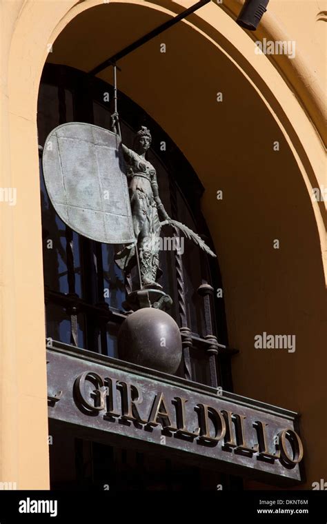 El Giraldillo Escultura El Logotipo De Un Bar Del Mismo Nombre Cerca