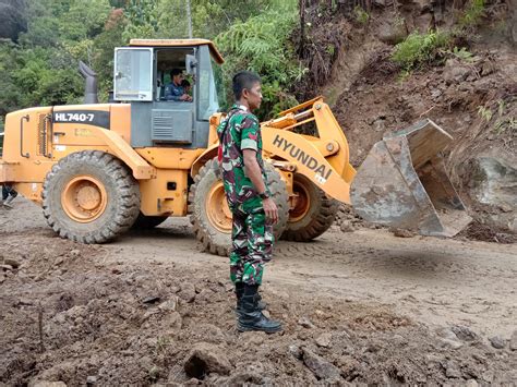 Kopda Yogi Sudrajat Cek Dan Bantu Evakuasi Material Longsor Di Jalan