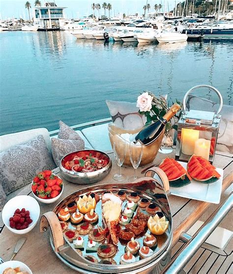 7 Unique Ideas To Plan A Perfect Boat Picnic The Ultimate Guide