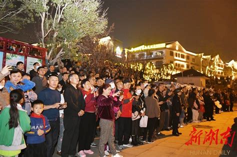 岳阳千架无人机表演 让“她”闪耀巴陵夜空 岳阳 新湖南