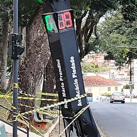 Motorista Bate Em Sem Foro Foge E Perde Placa Em Local Do Acidente No