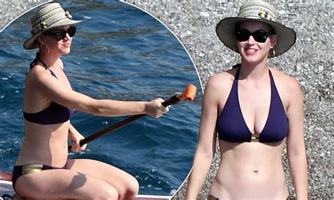 Bikini Clad Katy Perry Takes To The Water In Italy Daily Mail Online